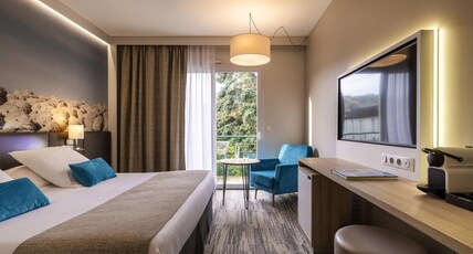 H Room Type - Superior room with king-size bed and balcony