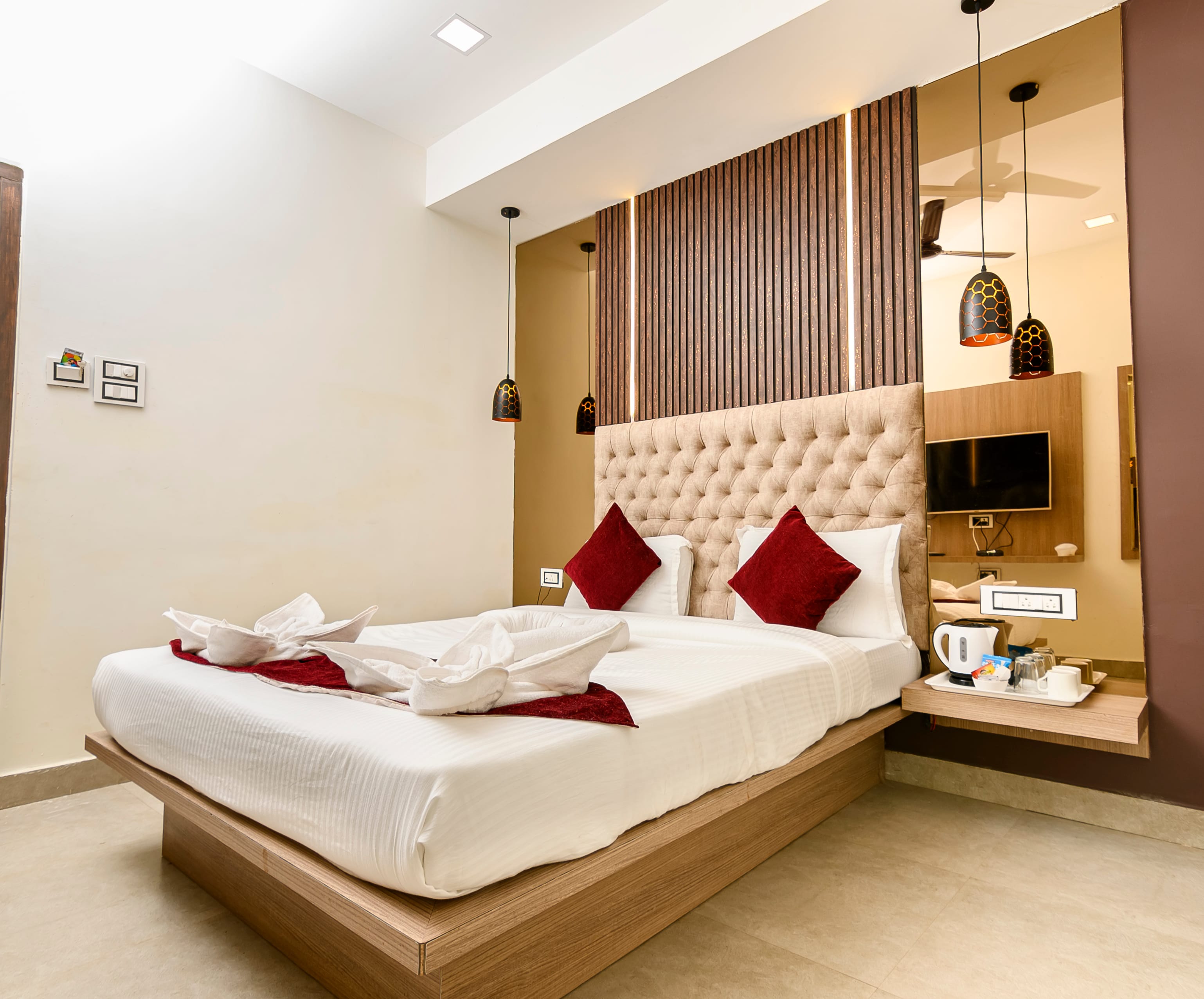 Hotel Beachfront  Couple & Family Friendly - Tap to explore photos