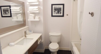 HAMPTON INN HEATH NEWARK Room Type - 1 KING STUDY W SOFABED NS