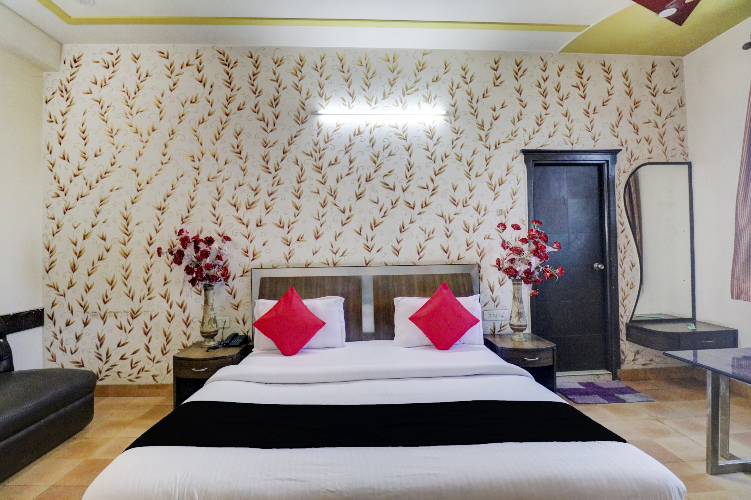 Hotel O Mukut Mahal - Tap to explore photos