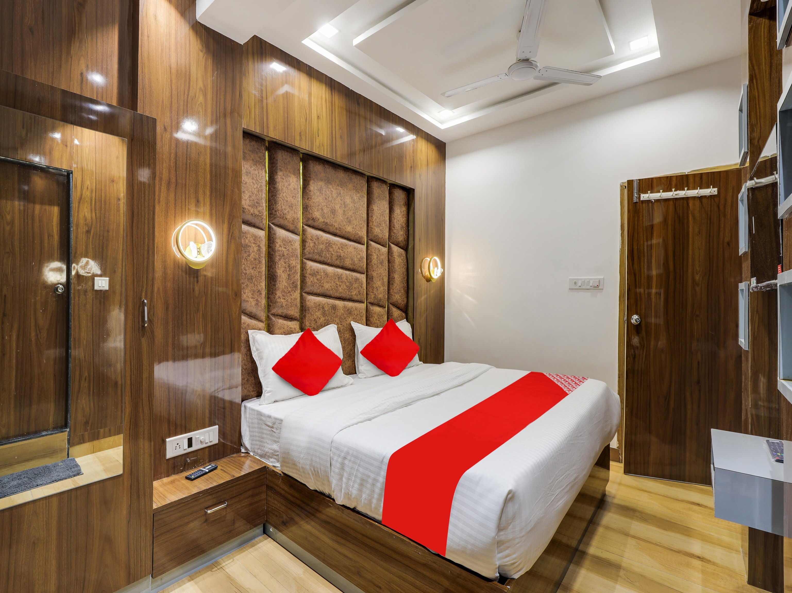 Hotel O by OYO Bhanu Villa - Tap to explore photos