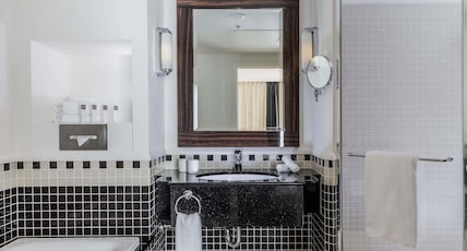 Swissotel Sydney Room Type - SWISS ADVANTAGE KING ROOM, HIGH FLOOR Swissotel Sydney Room Type - SWISS ADVANTAGE KING ROOM, HIGH FLOOR