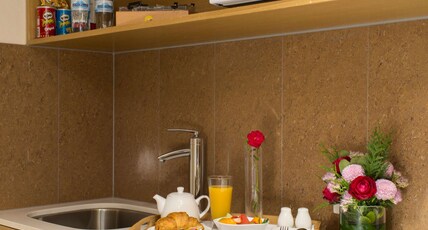 Best Western Plus Hovell Tree Inn Room Type - 1 King Bed, Non-Smoking, Deluxe Room, Jetted Tub, 60 Inch Led Tv, Dual Shower Heads, Espresso Machin