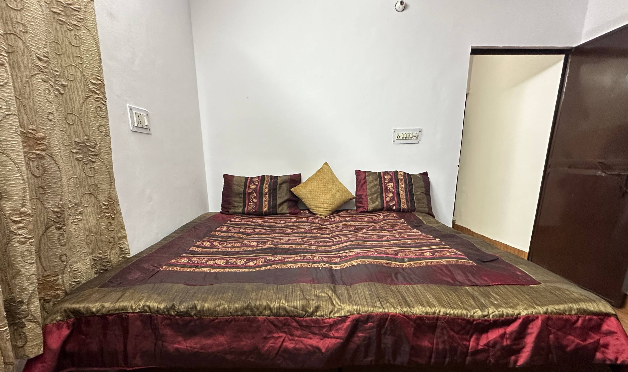 Traveller's Nook with AC and Power Backup - Tap to explore photos