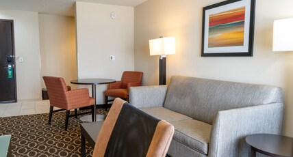 Holiday Inn MURFREESBORO Room Type - 1 Bedroom Suite Communications Mobility Accessible