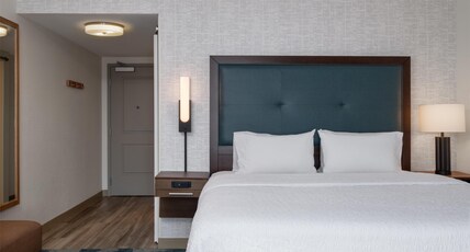 Hampton Inn by Hilton Turlock Room Type - KING BED ROLL-IN SHOWER
