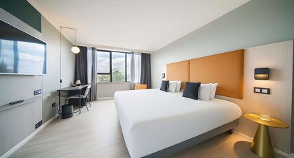 Maek Hotel Antwerp Central - Handwritten Collection Room Type - Deluxe Room with 1 King Size bed and sofa, Park View Maek Hotel Antwerp Central - Handwritten Collection Room Type - Deluxe Room with 1 King Size bed and sofa, Park View