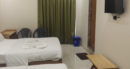 Om Sai Guest House Room Type - SUPERIOR FAMILY ROOM