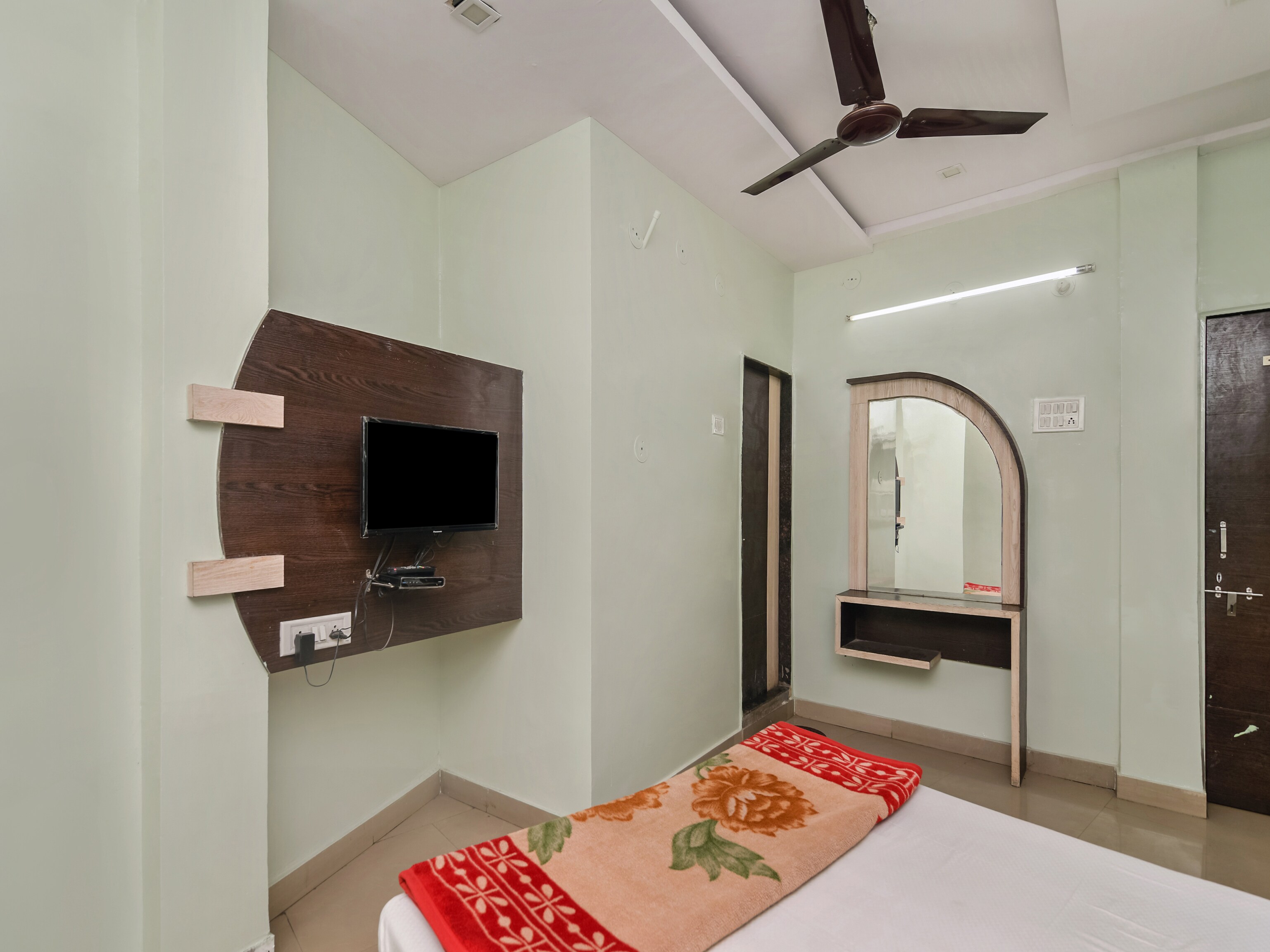 Hotel Shri Chirag Palace - Tap to explore photos
