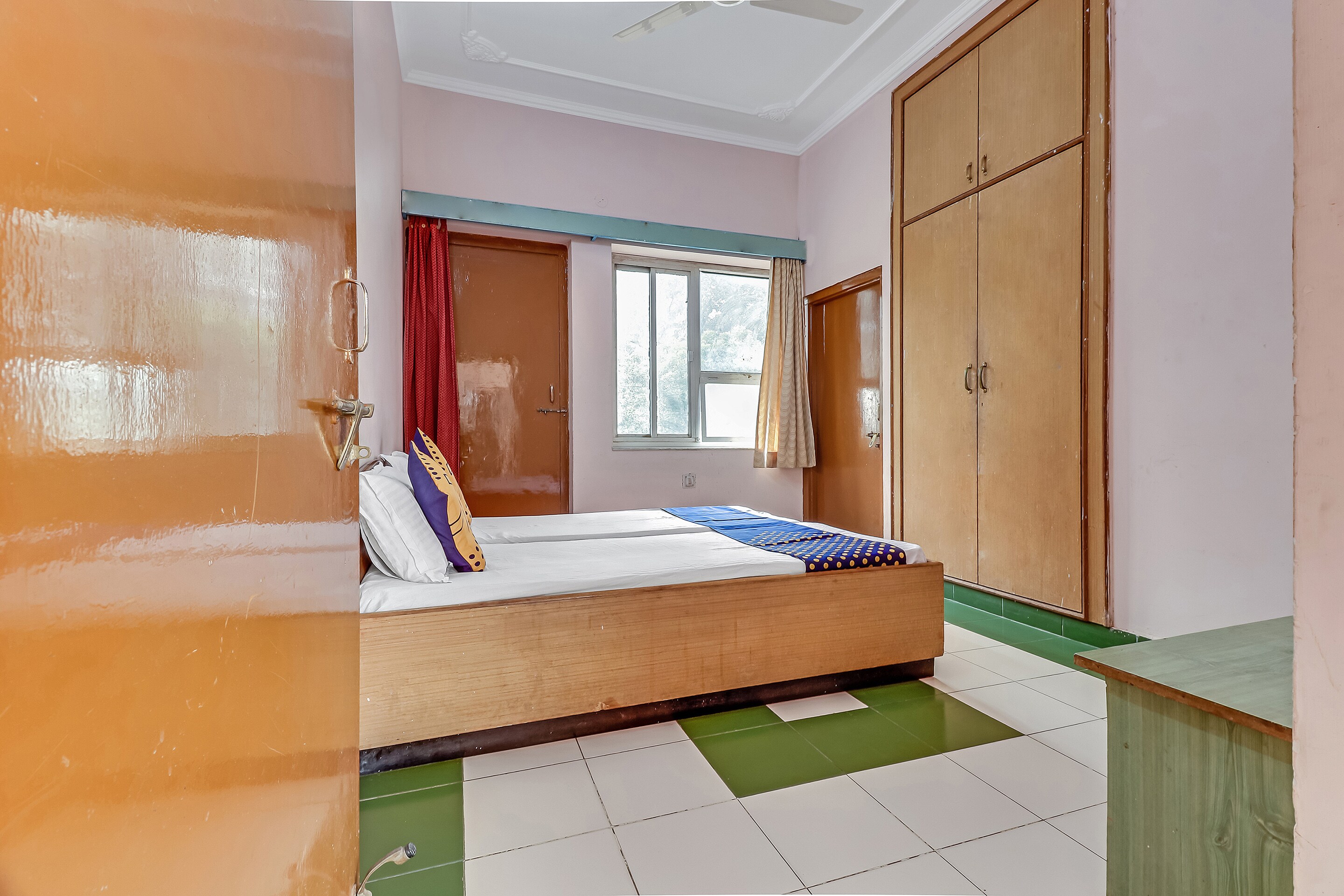 Jhurmut Hotel - Tap to explore photos