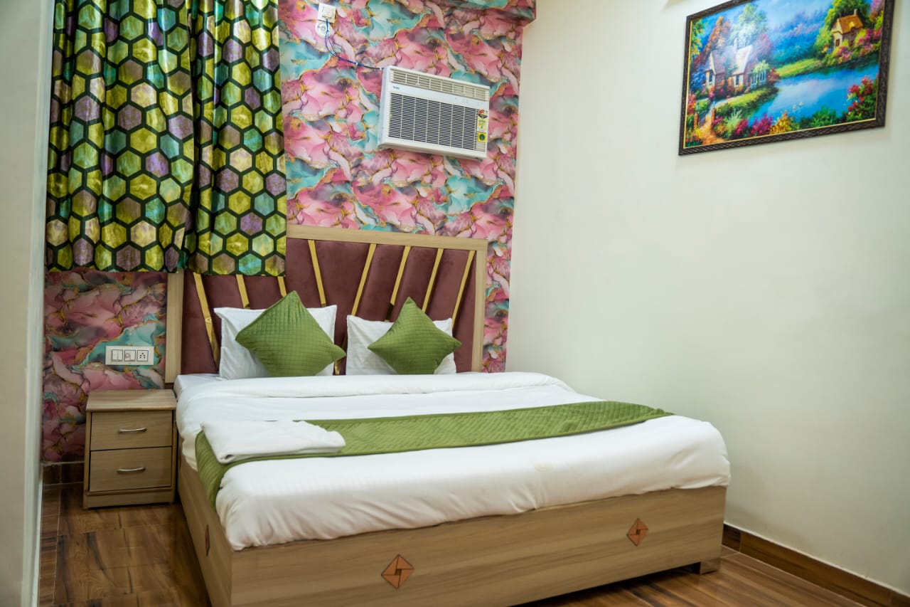 Hotel Jimmy Palace - Tap to explore photos