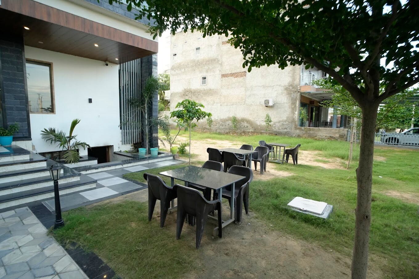 Hotel Rulaniya Palace - Tap to explore photos