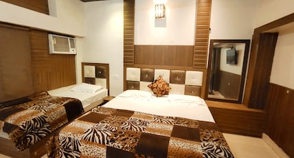 Hotel Revoli 10 Min walk to Golden Temple Room Type - Triple Bed A.c Hotel Revoli 10 Min walk to Golden Temple Room Type - Triple Bed A.c