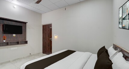 Super Collection O Kesar Crossway Jaipur Formerly Laxmi Palace Room Type - Deluxe with Balcony Super Collection O Kesar Crossway Jaipur Formerly Laxmi Palace Room Type - Deluxe with Balcony