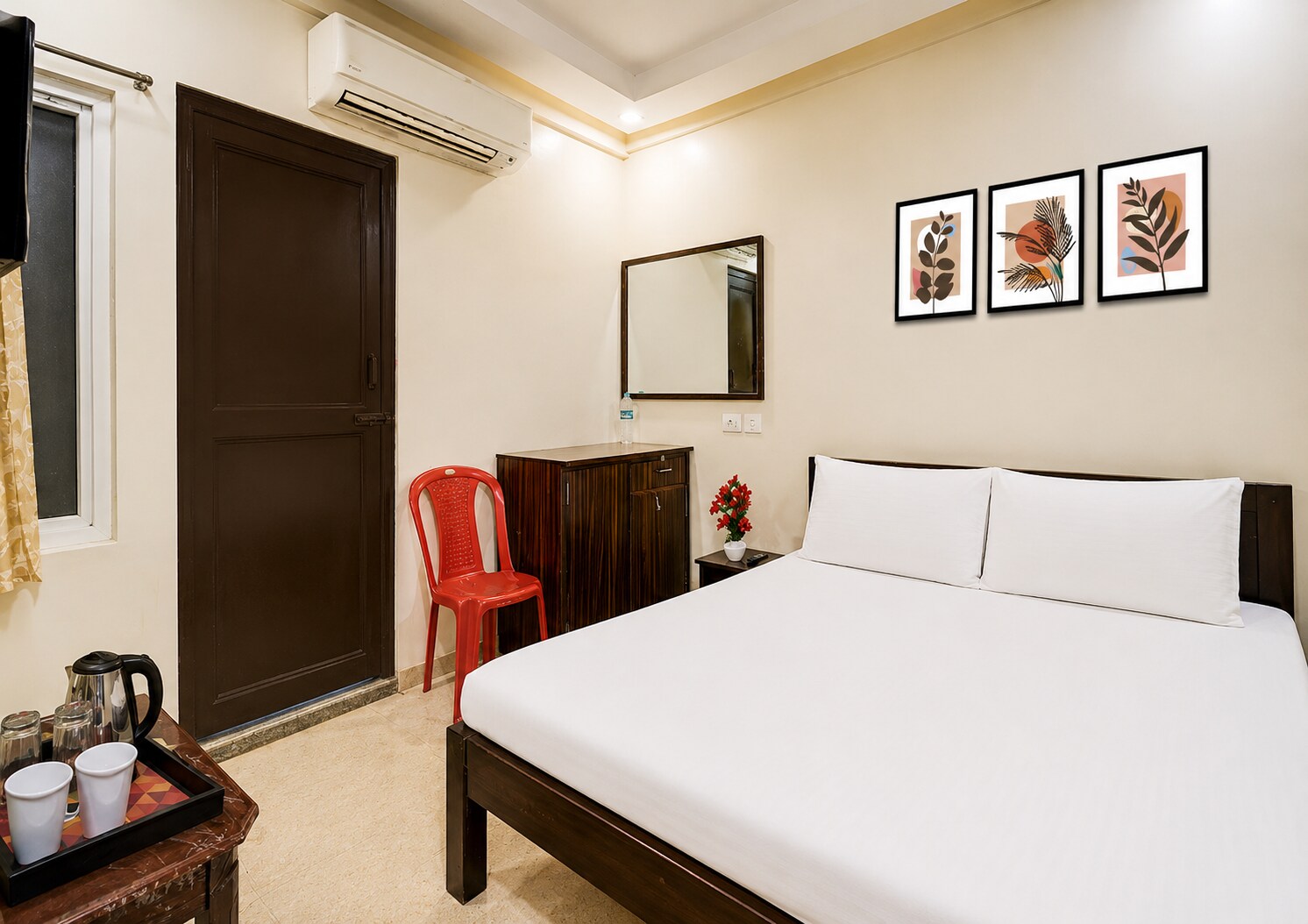 Studio Room Near Chepauk Stadium - Tap to explore photos