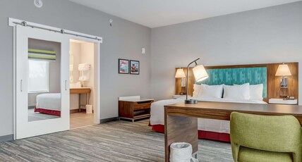 Hampton Inn & Suites by Hilton Cincinnati Midtown Rookwood Room Type - 1 KNG STDO MIC FRIDG WTBR