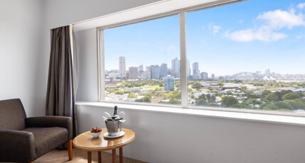 Holiday Inn Potts Point Sydney Room Type - 1 King Premium Harbour View