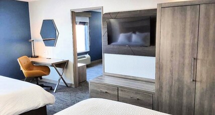 Holiday Inn Express & Suites Antigo, an IHG Hotel Room Type - 2 Queen Two Room Suite