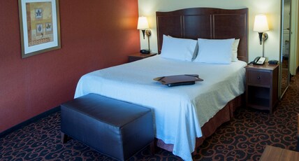 Hampton Inn & Suites by Hilton Aberdeen Room Type - 1 KING W SOFABED NONSMOK