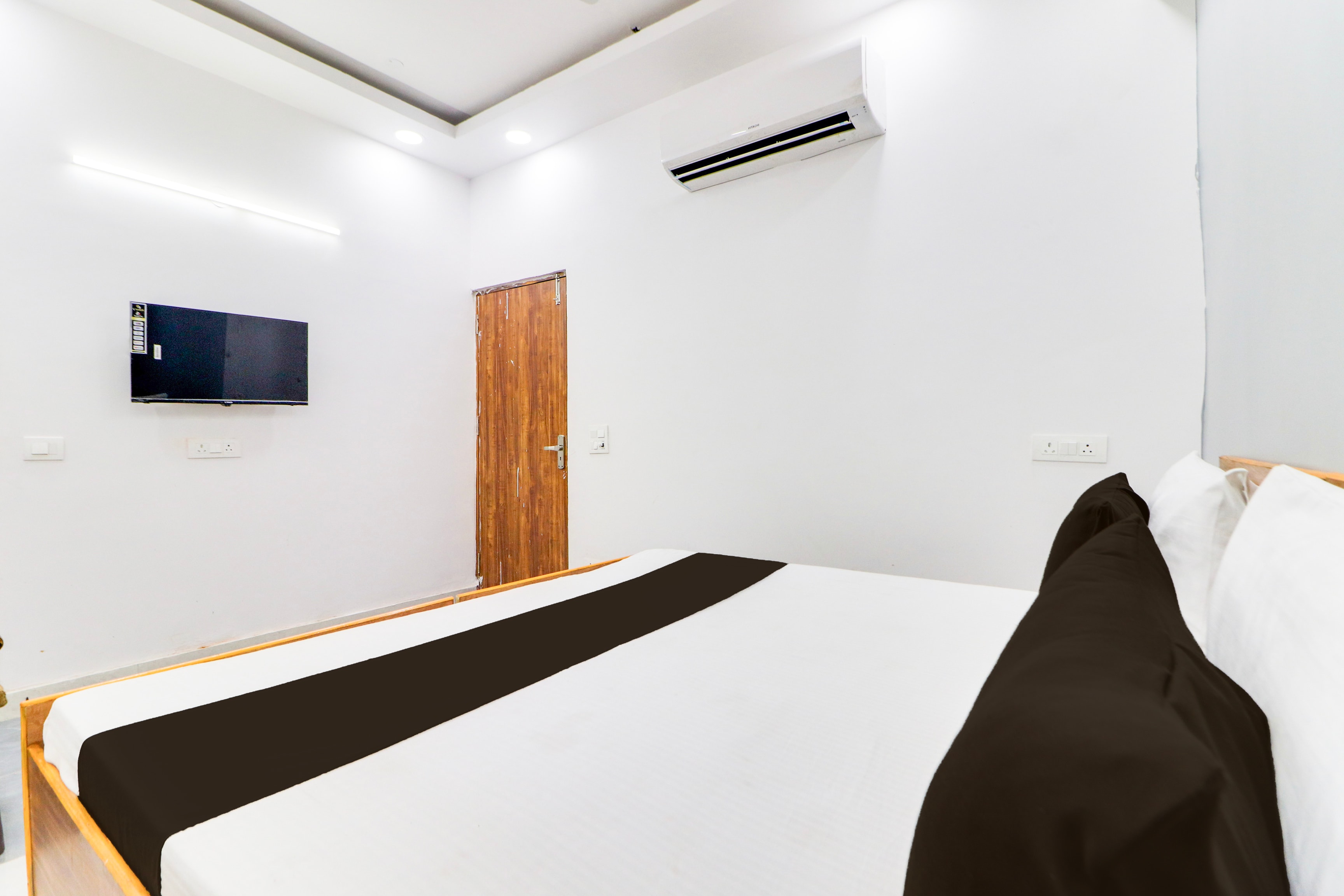 Hotel O Shine Inn Govind Puri Metro Station - Tap to explore photos