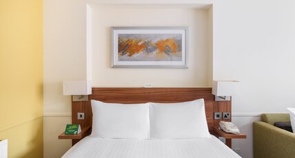 Holiday Inn ROCHESTER - CHATHAM Room Type - 1 Double with Sofa bed - Family Room Holiday Inn ROCHESTER - CHATHAM Room Type - 1 Double with Sofa bed - Family Room