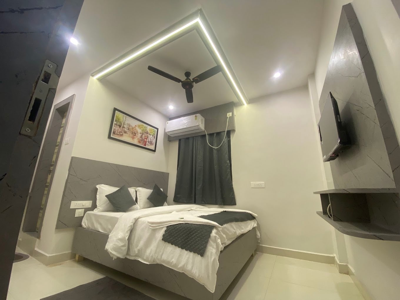 Hotel Varshini Spark Inn - Tap to explore photos