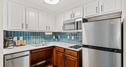 Staybridge Suites NORTH BRUNSWICK, an IHG hotel Room Type - 1 Queen Studio Suite Communication Mobility Accessible