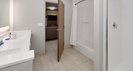 Holiday Inn Express Scottsbluff - Gering Room Type - 1 King 2 Queen Beds 2 Bedroom Suite