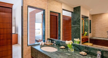 M Room Type - Suite King Sea View