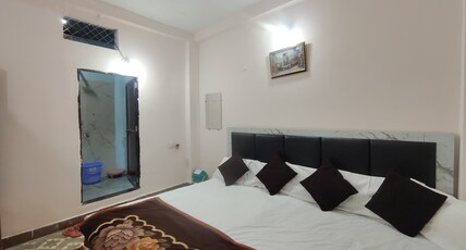 Geeta Homestay Room Type - Deluxe Family AC Room