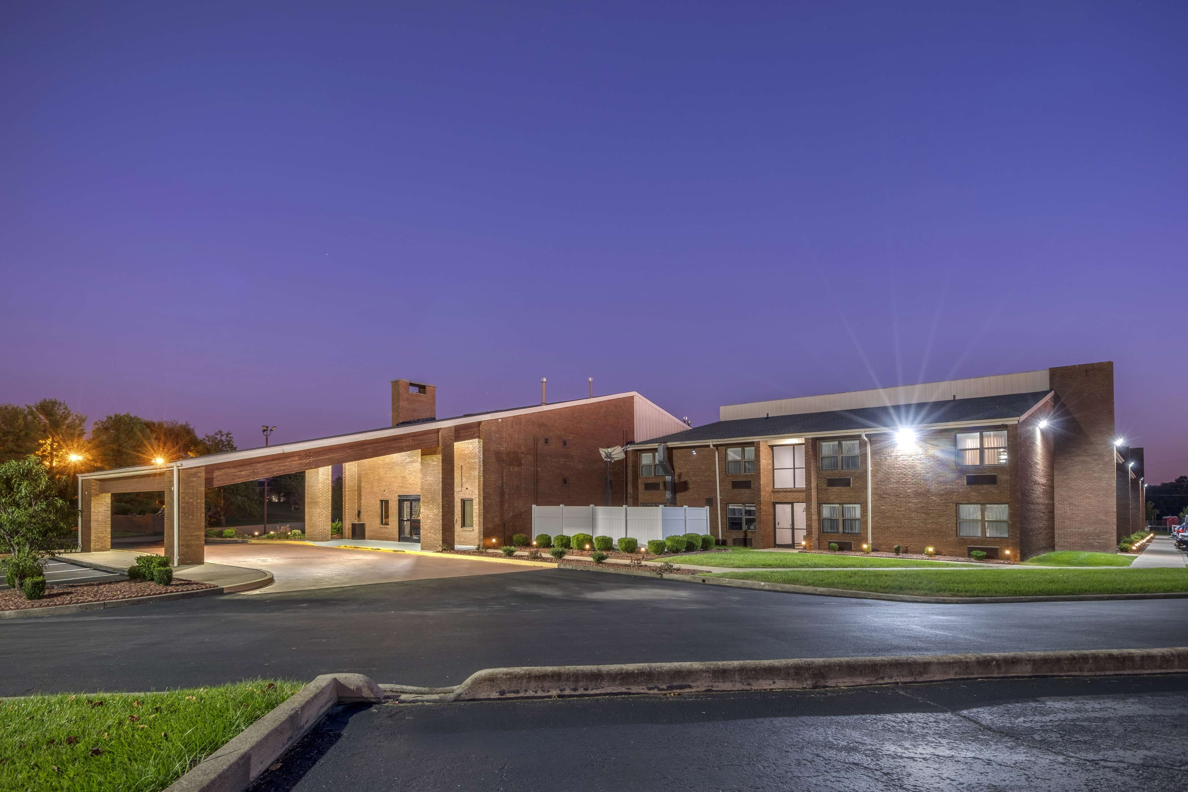 Best Western Campbellsville Inn - Tap to explore photos