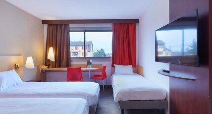 ibis Annemasse Room Type - Standard Room with 3 Single beds