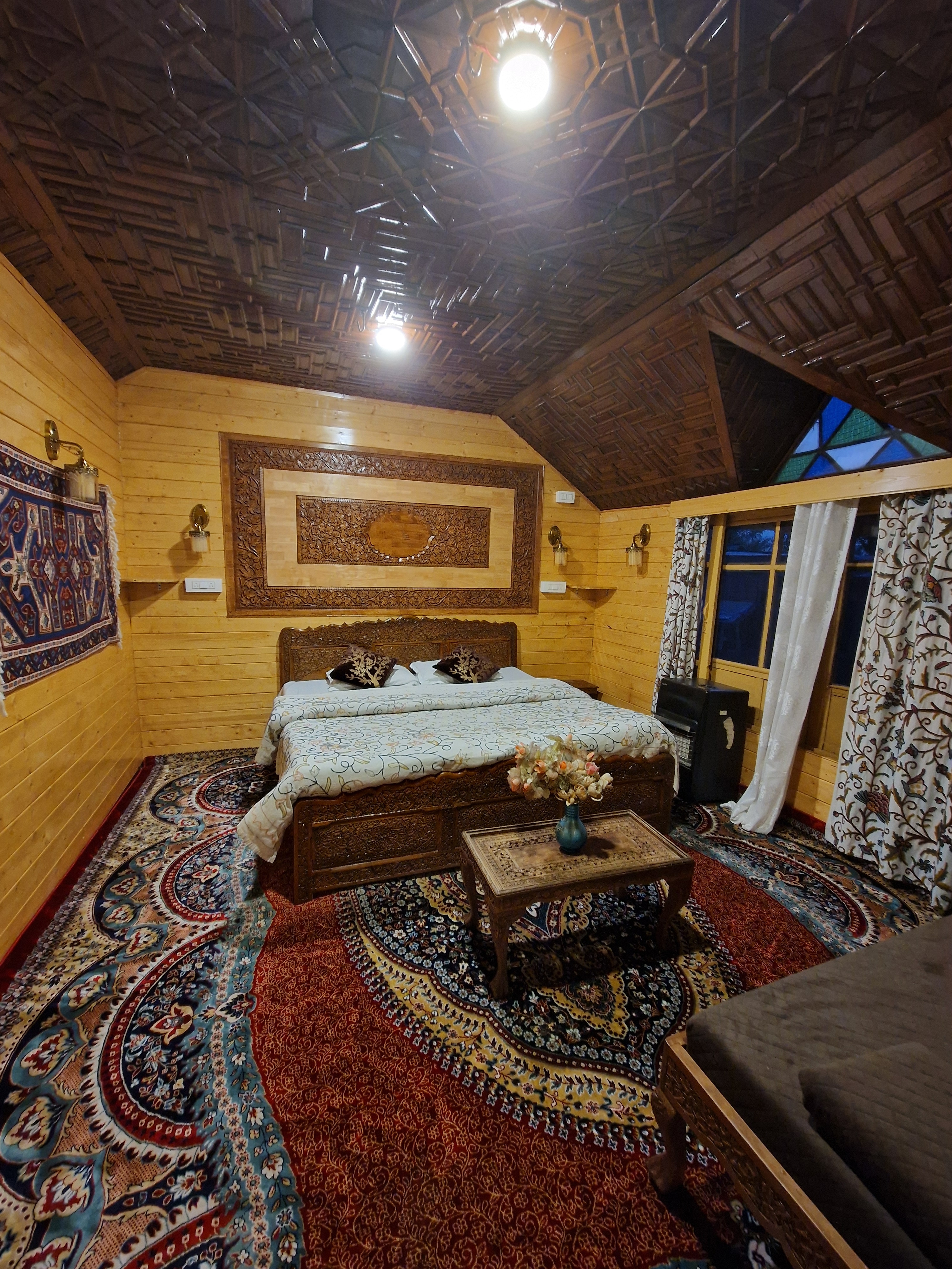 Houseboat Czara Srinagar - Tap to explore photos