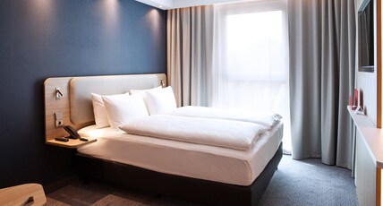 Holiday Inn Express - Siegen Room Type - 1 Double Standard Courtyard View