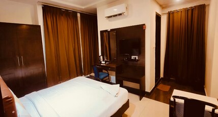 Hotel Gowtham Room Type - Deluxe Room-King