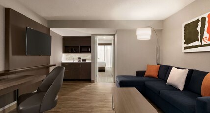 Embassy Suites by Hilton Richmond Room Type - 1 KNG BASIC NON SMOKING