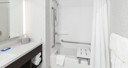 Holiday Inn Express & Suites Saskatoon East - University Room Type - 1 King Suite Mobil Access Tub