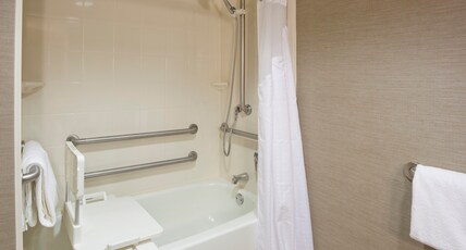 Holiday Inn Express & Suites Bloomington West Room Type - 2 Queen Beds Standard Mobil Access Tub