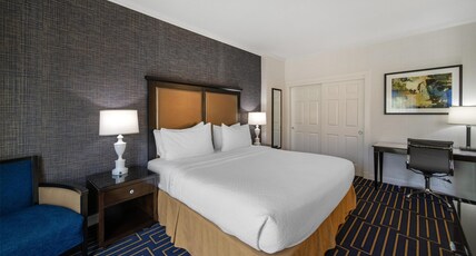 Best Western Plus Palm Court Hotel Room Type - Suite-1 King Bed, Non-Smoking, Sofabed, Whirlpool, Refrigerator, Wi-Fi