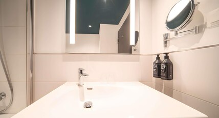 Maek Hotel Antwerp Central - Handwritten Collection Room Type - Superior Room with 2 Single beds, City Side
