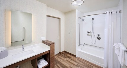 Holiday Inn Express Sarnia - Point Edward Room Type - 1 King Accessible Tub