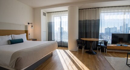 Hotel Indigo LOWER EAST SIDE NEW YORK, an IHG hotel Room Type - 1 King Suite Freedom Tower View