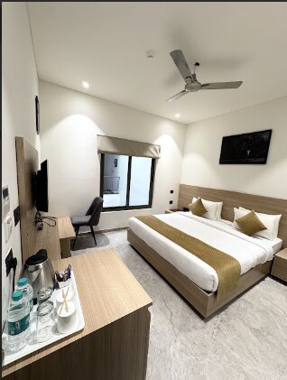 7 Rays hotel - Tap to explore photos