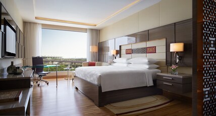 JW Marriott Mumbai Sahar Room Type - Guest Room, 1 King, City View with Bathtub