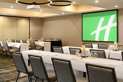 Holiday Inn & Suites OAKLAND - AIRPORT