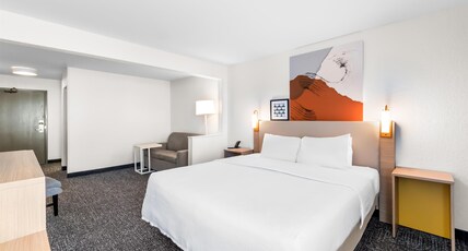 Spark by Hilton Corpus Christi Southeast Room Type - 1 KING BED WITH SOFABED
