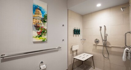 DoubleTree by Hilton Sacramento Room Type - 2 QN ACC RI SHWR DELUXE
