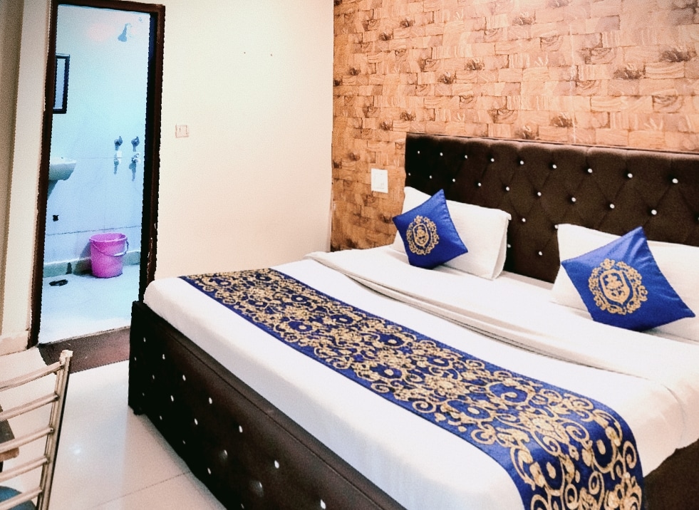 Hotel University || Near ISBT Kashmiri Gate - Tap to explore photos