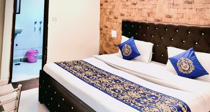 Hotel University || Near ISBT Kashmiri Gate Room Type - Deluxe Non Ac room 