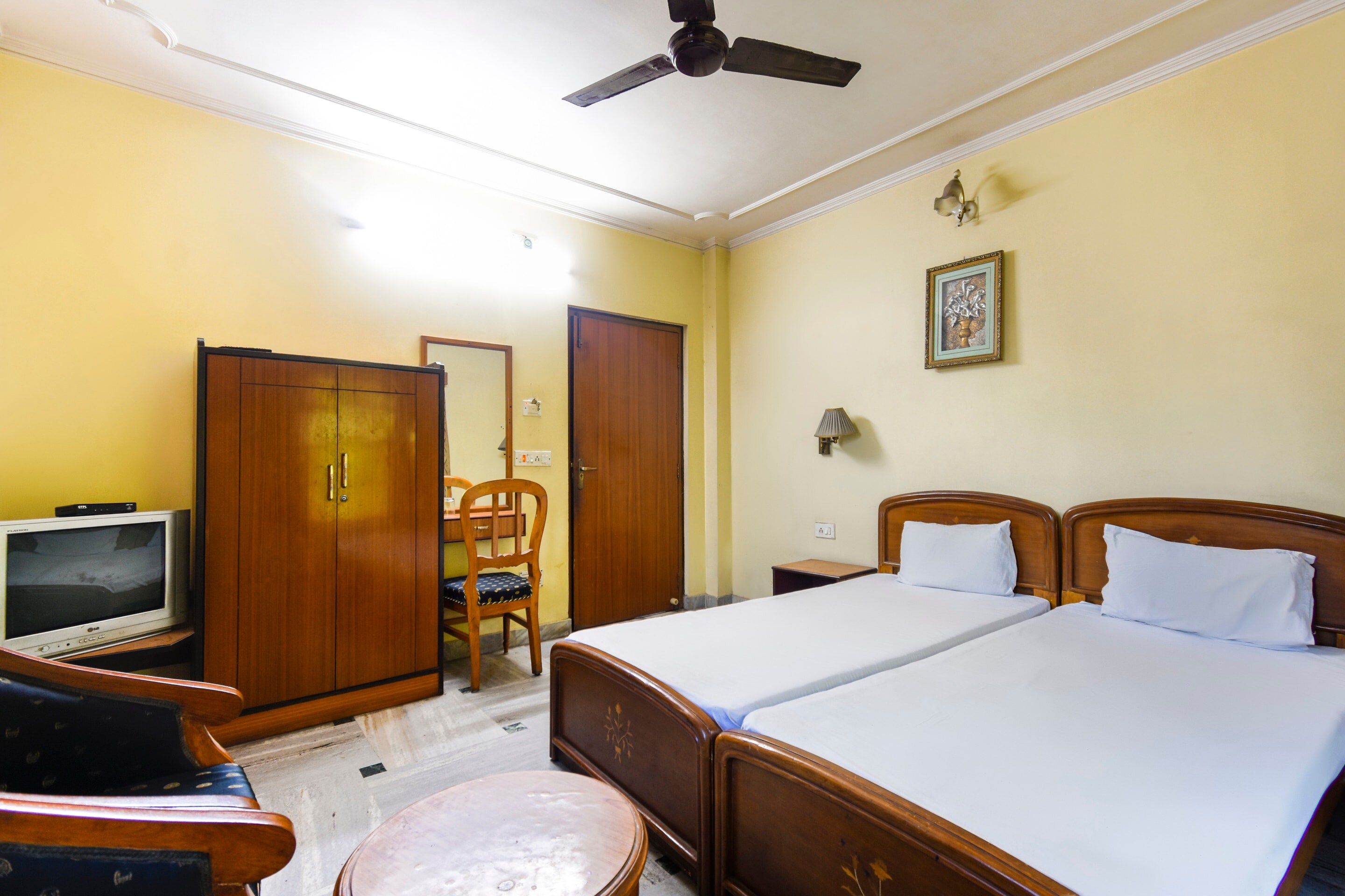 Super Hotel O Ajanta - Tap to explore photos